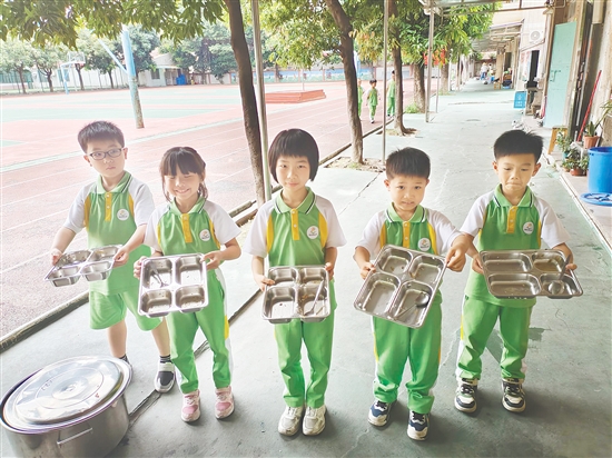 沙坪街道第三小学举办“光盘行动”主题活动，学生展示“光盘”成果。