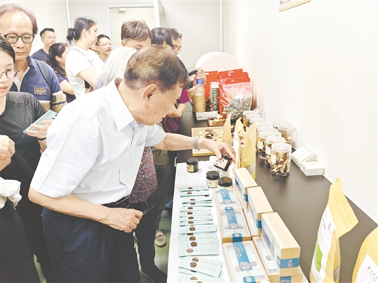 香港客人参观江门市新会陈皮研究院。
