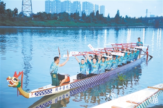 开平河道上呐喊声此起彼伏，各村龙舟队正紧锣密鼓备战训练。