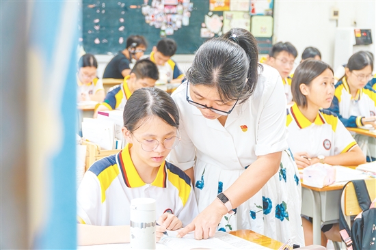 老师在耐心辅导学生。