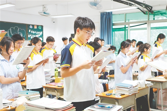 沉浸在晨读中的培英高中学生。