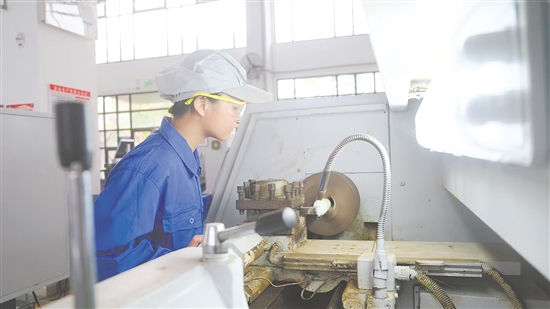 中职学子在认真实训。