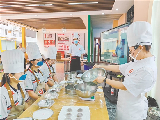 中小学生走进中职学校学习技能。