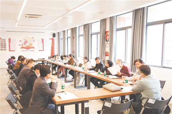 教研会议，教师们认真研讨。