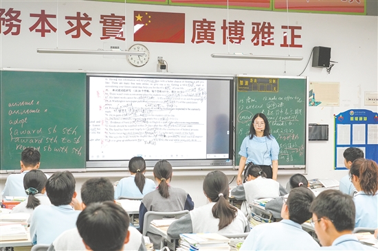 教师认真授课。