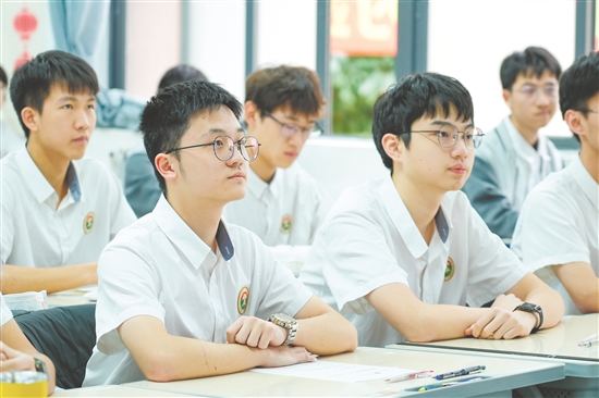 学生精神抖擞。