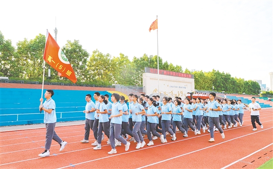 学生们在跑操。