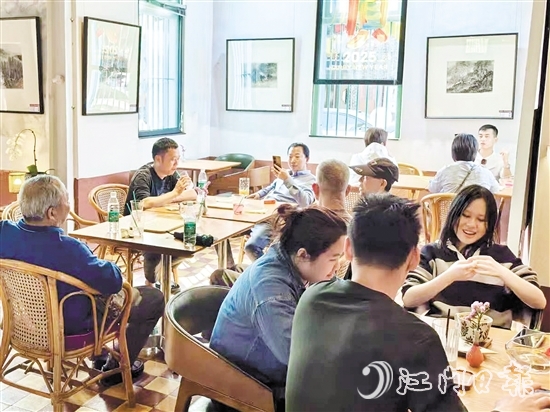 台山民宿既保留了历史肌理，又赋予了建筑现代功能。