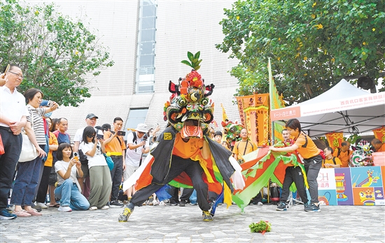 演员在香港举行的“非遗嘉年华”上表演西贡坑口客家舞麒麟。新华社发