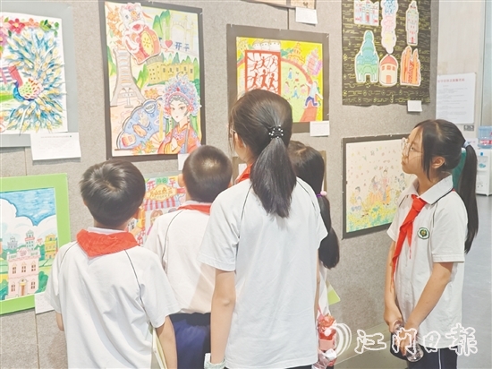 充满童趣的绘画作品吸引不少学生驻足欣赏。
