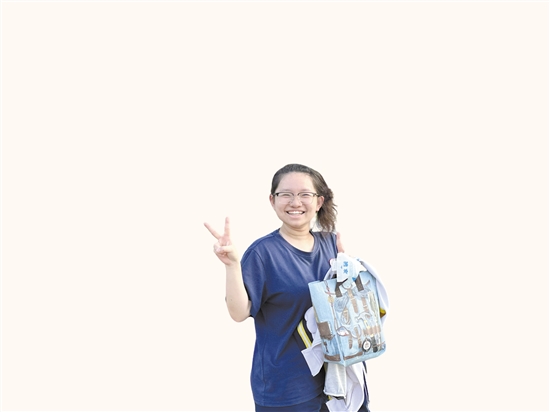 昨日下午数学考试结束，在江门一中考点，一位考生笑容满面地走出考场。