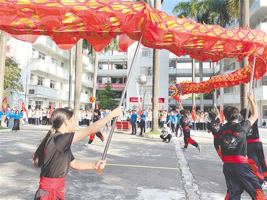 恩平侨中学弟学妹舞狮舞龙为高三学生送考。