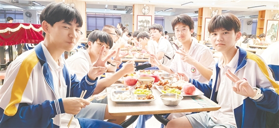 新会陈经纶中学考点，高考加油餐荤素搭配，考生们吃得很开心。
