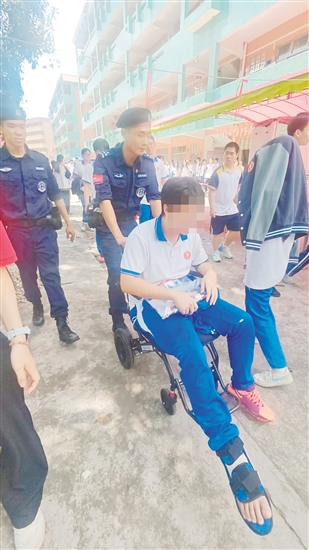 棠下中学考点一名考生行动不便，民警立即响应一路护送考生，成为考生的可靠“拐杖”。