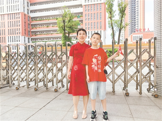 关女士穿着红色旗袍为大儿子加油，寓意“开门红”。