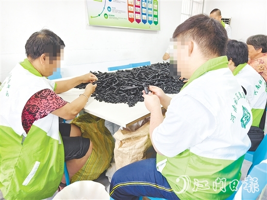 在恩平市残联的大力支持下，“天使助残”残疾人手工坊拓宽辅助就业渠道，帮助更多残疾人就业增收。