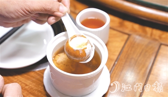 陈皮金盏汤是汤中汤，以新会陈皮搭配多种食材熬制而成。