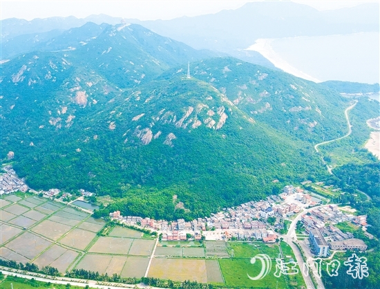 川岛镇飞东村依山傍海，拥有丰富美丽的旅游资源。