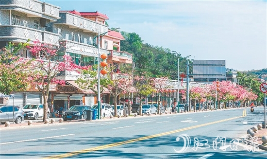 三合镇温泉村将生态优势转化为发展优势，打造“水清岸绿、设施完善、乡风文明”的宜居环境。