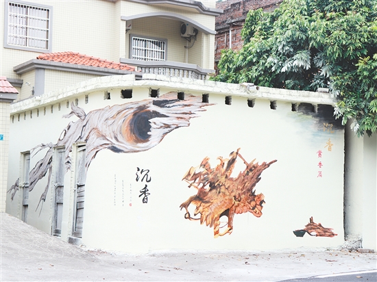 坑尾村在农房墙面画上沉香墙绘，营造浓厚的沉香文化氛围。