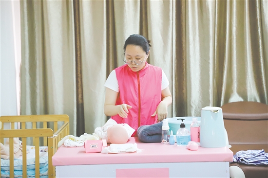 澳门考生模拟婴儿生活照护。