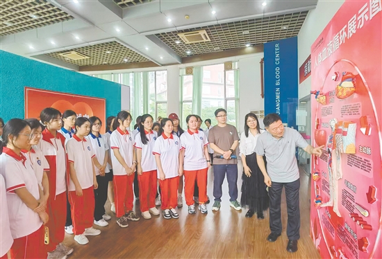 市民参观江门市无偿献血教育基地。