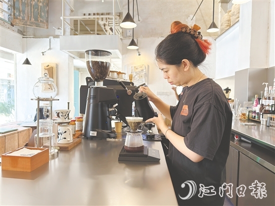 在梁艳芬看来，与其在城市里内卷，不如回到熟悉的地方，把熟悉的事情做到极致，哪怕是一间小小的咖啡店，也能泡出自己的风味，走出自己的路。