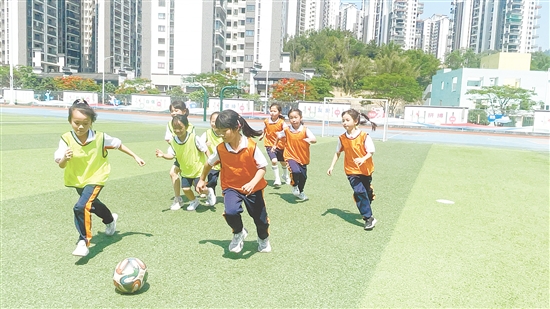 沙坪一小（东校区）推进“足球进课堂”，在日常体育教学中加入足球特色项目。