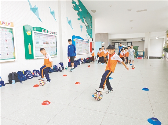 为了让有浓厚兴趣的学生进一步提升自己的球技，沙坪一小（东校区）打造了足球素养班。