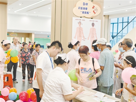 各种健康小游戏吸引众多居民参与体验。