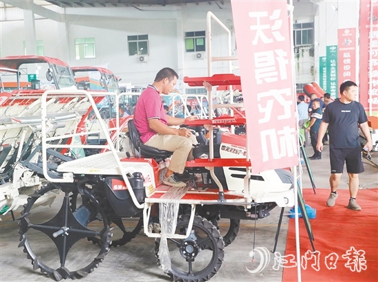 农业合作社代表和种粮大户“一站式”了解各类农机和相关优惠政策，并亲身操作农机，直观感受农机性能。