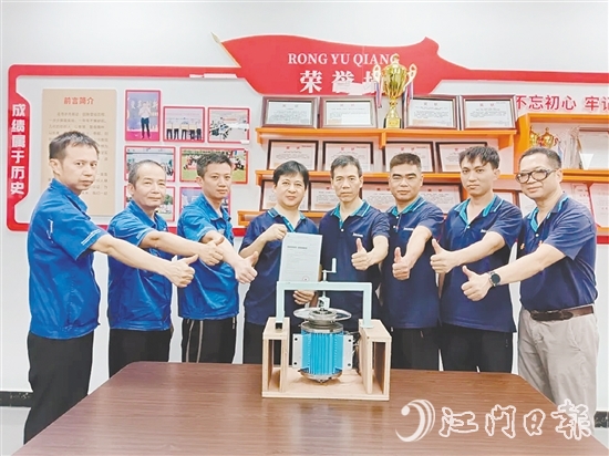 获得国家实用新型专利的一种加捻机使用电机的拆卸装置，由银都拉玛的一线员工和技术骨干等共同完成。