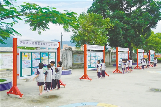 水口镇沙冈小学通过手抄报比赛、宣传栏等方式,开展防溺水安全教育活动。 水口镇沙冈小学通过手抄报比赛、宣传栏等方式,开展防溺水安全教育活动。