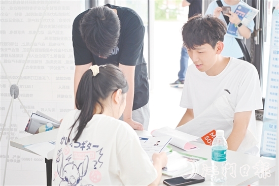 招聘现场,不少学生向新会企业了解岗位信息。 招聘现场,不少学生向新会企业了解岗位信息。