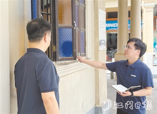 刘嘉鸿（右）积极投入到公司的重点工作侨建筑测绘中。