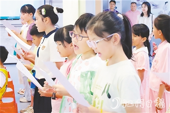 在教师的指导下，小朋友们兴致勃勃地学习台山童谣。