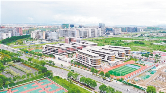 江海区景贤实验学校建筑融入“诺亚方舟”“星空之眼”等元素，科技感十足。