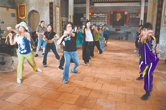 台胞、网络达人等现场学习蔡李佛拳。