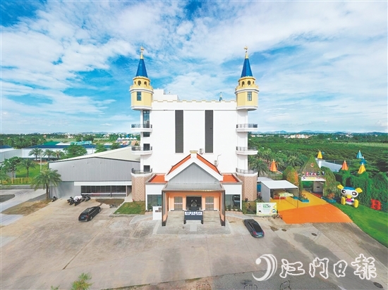 陈大羽公鸡艺术馆建筑风格独特，是双水镇的文化新地标。