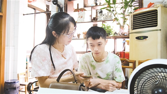 老师辅导卢梓俊填报志愿。 老师辅导卢梓俊填报志愿。