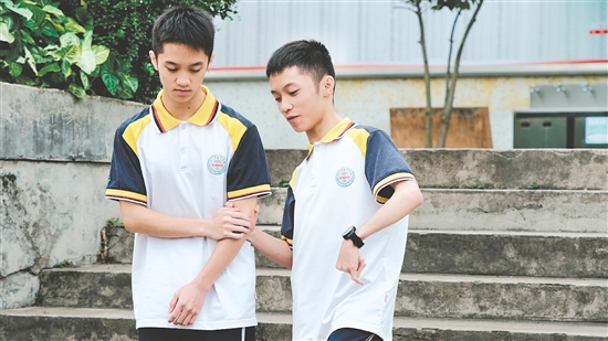校园里,弟弟(左)和哥哥(右)相互扶持。 校园里,弟弟(左)和哥哥(右)相互扶持。