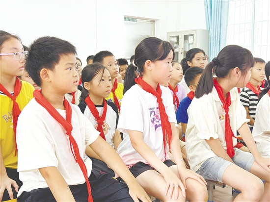 台下学生一边认真观察舞台上的同伴,一边在脑海中快速组织语言,记录他们看到的每一个神态与细节。 台下学生一边认真观察舞台上的同伴,一边在脑海中快速组织语言,记录他们看到的每一个神态与细节。