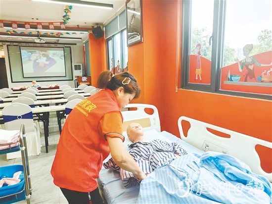 “宁明之家”举办培训活动，帮助宁明籍务工人员提高就业技能。