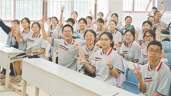 景贤学校学生：“我们考完啦！”