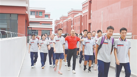考试结束后，蓬江区紫茶中学师生唱响《海阔天空》。