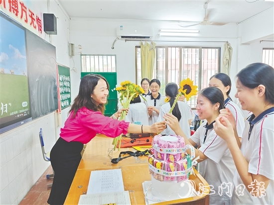 教师为同学们准备了寓意“一举夺魁”的向日葵。