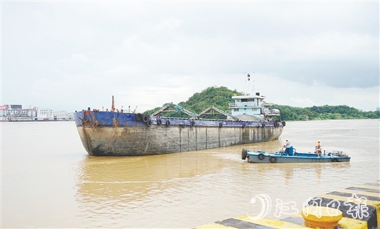 本次演练模拟船只水上遇险,救援队开展救援工作。 本次演练模拟船只水上遇险,救援队开展救援工作。