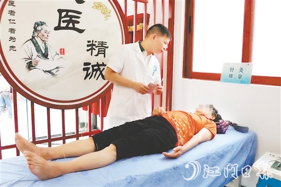 市民在鹤山市中医院桂林社区中医馆接受治疗。鹤山市中医院桂林社区中医馆