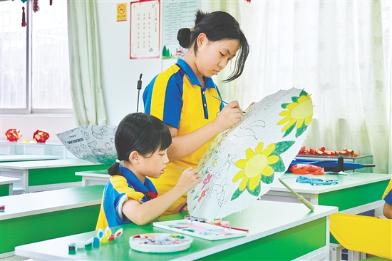 桃源镇桃源小学推进“劳动+美术”跨学科融合，开设绘伞特色劳动课程，让学生在实践中了解美、认识美和创造美。