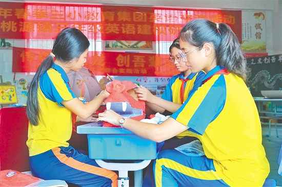 桃源镇桃源小学学生利用黏土、纸板等多种材料，动手制作各类非遗“龙”主题手工艺品。